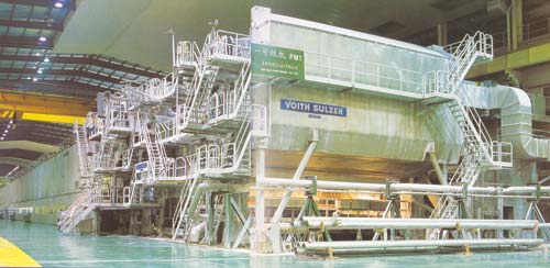 Бумагоделательная машина на заводе в Янг Су — гордость концерна APP. Ширина отлива роля бумаги составляет 9,77 мм 